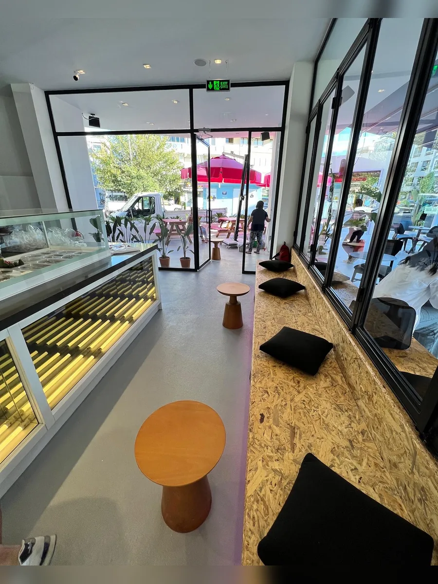 Kafe salonunda masa ve zemin temizliği