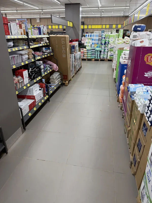 Market reyonlarında ve zeminde temizlik