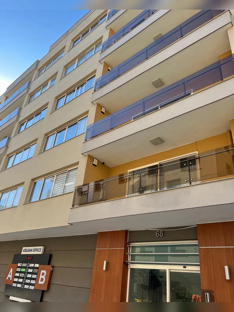 Apartman girişinde zemin ve asansör temizliği