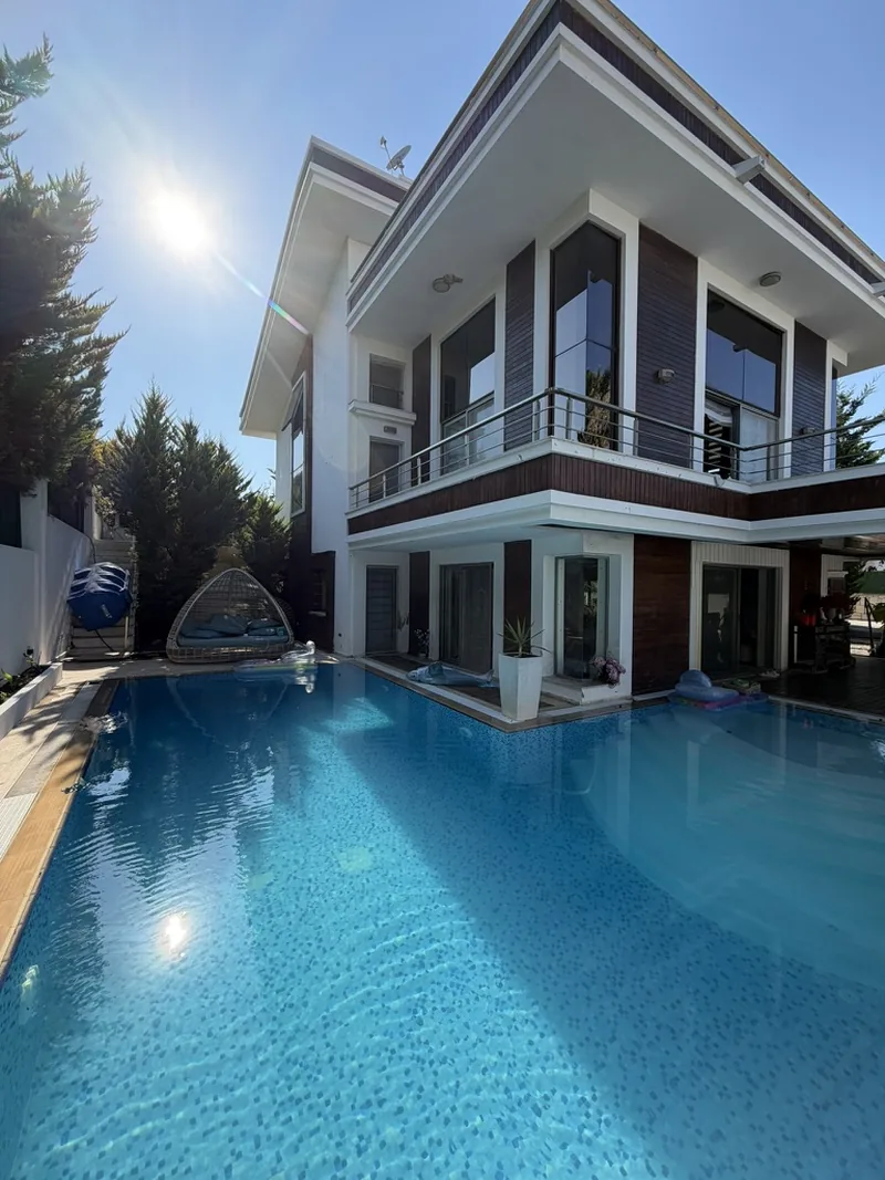 Villa salonunda zemin temizliği yapan personel